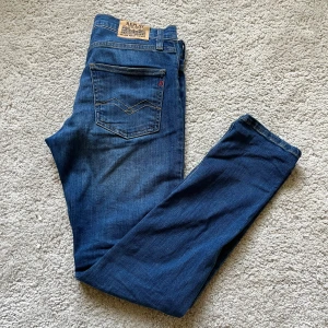Replay jeans - Säljer ett par snygga replay jeans, dem är inprincip nya och har endast använts några gånger, står att dem är storlek 158 men dem är mycket stora i storleken och passar mig som är 170-175 och då är dom även lite stora på mig så den passar säkert lite större även, har du någon fundering är det bara att höra av sig!