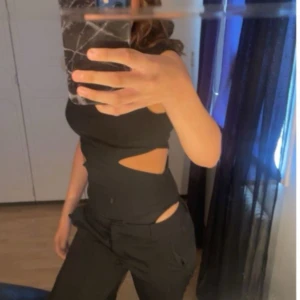 Svart body - Säljer denna populära jätte snygga bodyn från new yorker nu för att den inte kommer till så mycket användning längre. Använt ett par gånger, men inga synliga tecken finns på användning 💞 