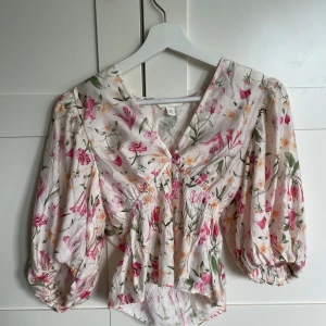 Blus - Supersöt blommig blus från H&M😍 säljer då den tyvärr inte kommer till användning längre😕 endast använd en gång sedan den köptes så den är precis som ny!💕
