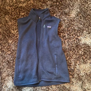 Patagonia väst - Snygg Patagonia väst i marinblå färg som är i mycket bra skick och passar till många olika outfits. 