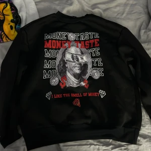 Svart sweatshirt med money print - Svart tröja med tryck, oanvänd och är storlek xs
