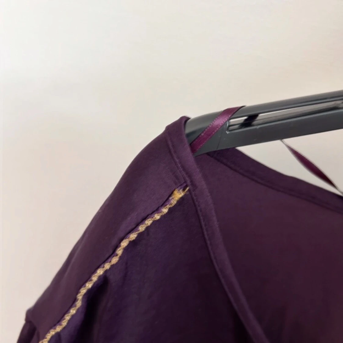 Lila blus med gulddetaljer från Esprit - 1