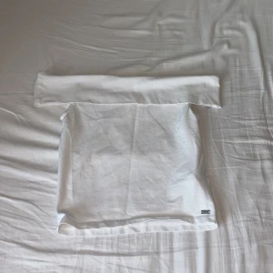 Vit axelbandslös tubtopp Pacific Republic - Säljer en vit axelbandslös tubtopp från Pacific Republic Teen Department, Pull&Bear. Toppen är enkel och stilren med en bred kant upptill och liten metallbricka med logga nertill. Perfekt till sommarens outfits!