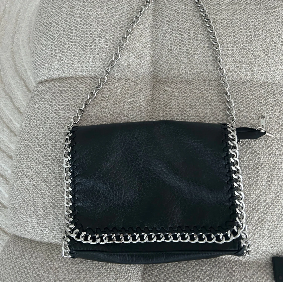 Svart axelväska med kedjedetaljer