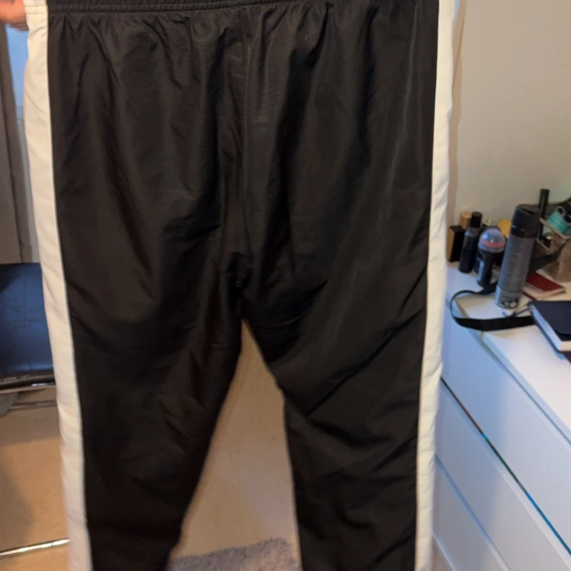 Svart vindjacka från Lacoste och byxor från Lacoste  - 2