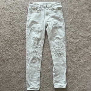 Amiri jeans - Haft i runt 1 år, knappt använt ( 10-12 gånger). Är runt 175-178 cm, 60kg och passar mig som slim fit jeans. Passar även dig som är 182 MAX eftersom de är lite långa.