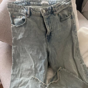 Gina jeans - Säljer ett par ljusblå jeans från Gina med klassisk femficksdesign och raka ben. Jeansen har bälteshällor, knapp- och dragkedjegylf samt en avslappnad passform. Perfekta för en chill och stilren look. Raka i benen och midwaist.