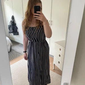 Randig långklänning från Jyothi - Säljer en snygg långklänning från Jyothi i marinblått och vitt med vertikala ränder. Aldrig använd! Mycket bra skick! Hör gärna av dig om du undrar något 💜