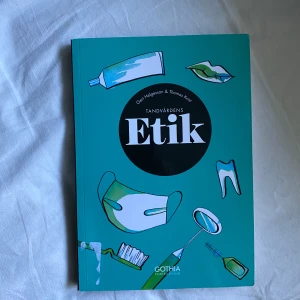Tandvårdens Etik - kursbok säljes! - Bra skick! Användes sparsamt och har legat i bokhyllan sedan. Rik med information gällande etik och hur man bör förhålla sig som tandvårdspersonal. Första uppl. Perfekt för dig som pluggar eller jobbar inom tandvård och vill förstå de etiska frågor som kan förekomma i yrket.