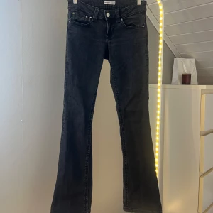 Svarta bootcut jeans Gina Tricot  - Snygga svarta bootcut jeans från Gina Tricot i storlek 36 med snygga fickor. Använda ett antal gånger💓