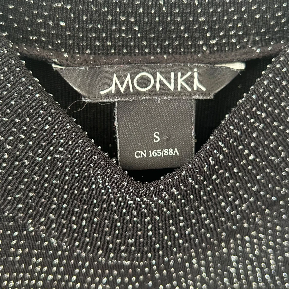 Glittrig svart topp från Monki - 2