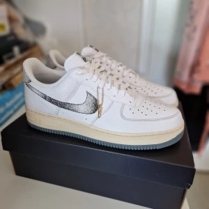 Oanvända Nike Air Force 1 EU44.5  - Helt nya i original låda. Special Edition Premium skinn överdel. Innermått 28.5 cm. Dessa är slutsålda överallt. Kvitto finns. Inte intresserad av byten. Svarar inte på skambud