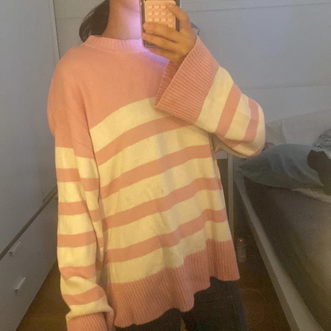 Råsa och vit randig stickad tröja ifrån Gina Tricot young