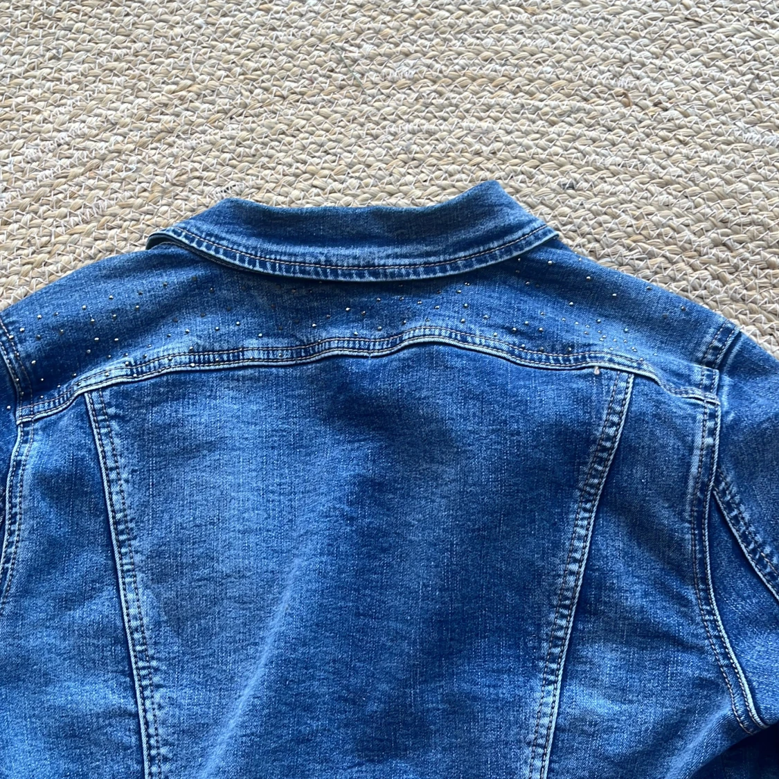 Blå jeansjacka med nitar från Culture - 2