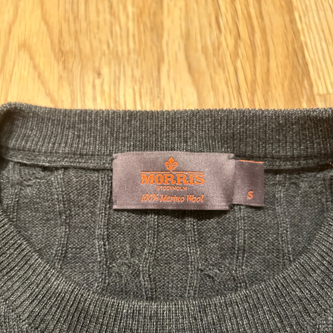 Mörkgrå kabelstickad tröja Morris - 2