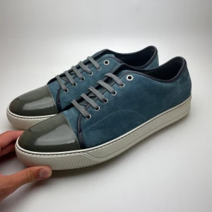 Lanvin skor (nya) - Hej! Vi säljer nu dessa riktigt schyssta Lanvin skor i nytt skick! Begränsat antal box och dustbags. Vi rekommenderar att gå ner en storlek. Hör av dig vid frågor! 