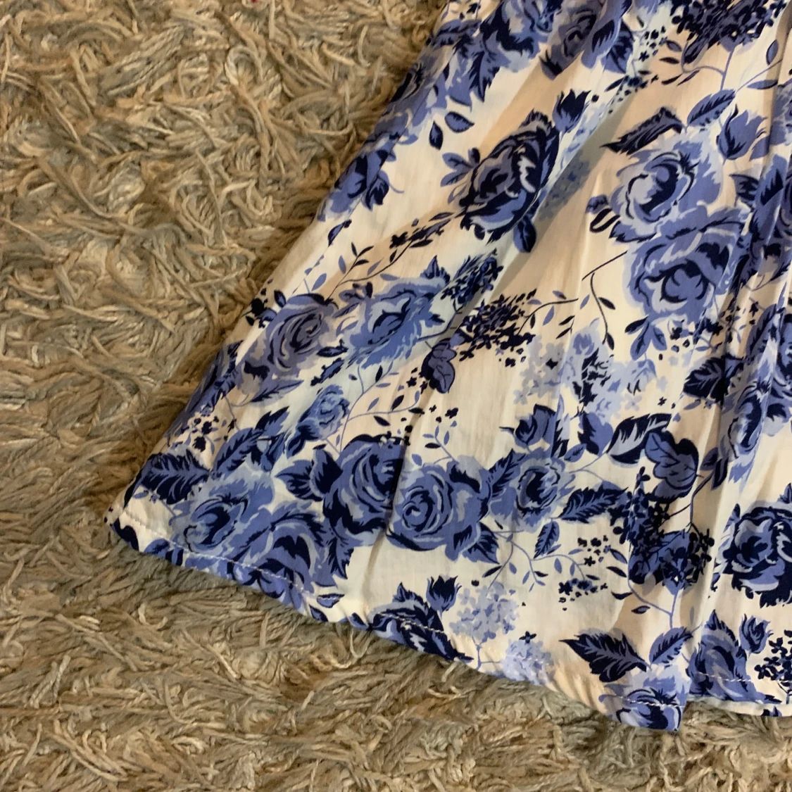 Vit och blå blommig kjol med dragkedja - 2