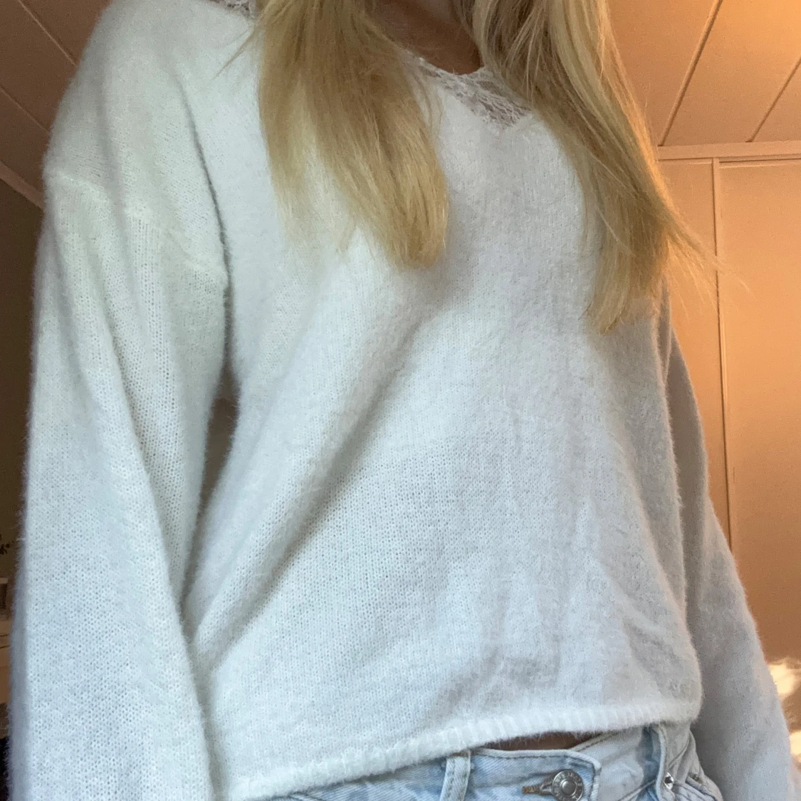 Vit stickad tröja med v-ringning - 1