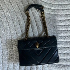 Kurt geiger väska  - Svart Kurt geiger väska. Använts mycket därför finns små defekter och slitningar. I övrigt är väskan i bra skick.