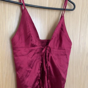Gullig fest knyt topp - Super gullig fest topp som man knyter fram, i röd/lila silke så väldigt skön att ha på sig. Aldrig använd! oklar på märke då det inte finns några lappar men skulle säga att den är storlek S 💕