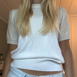 Stickad kortärmad  - Vit kortärmad stickad tröja 