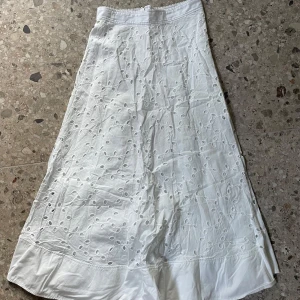 Vit långkjol med fina mönster  - Superfin vit långkjol med broderade detaljer och hålmönster❤️