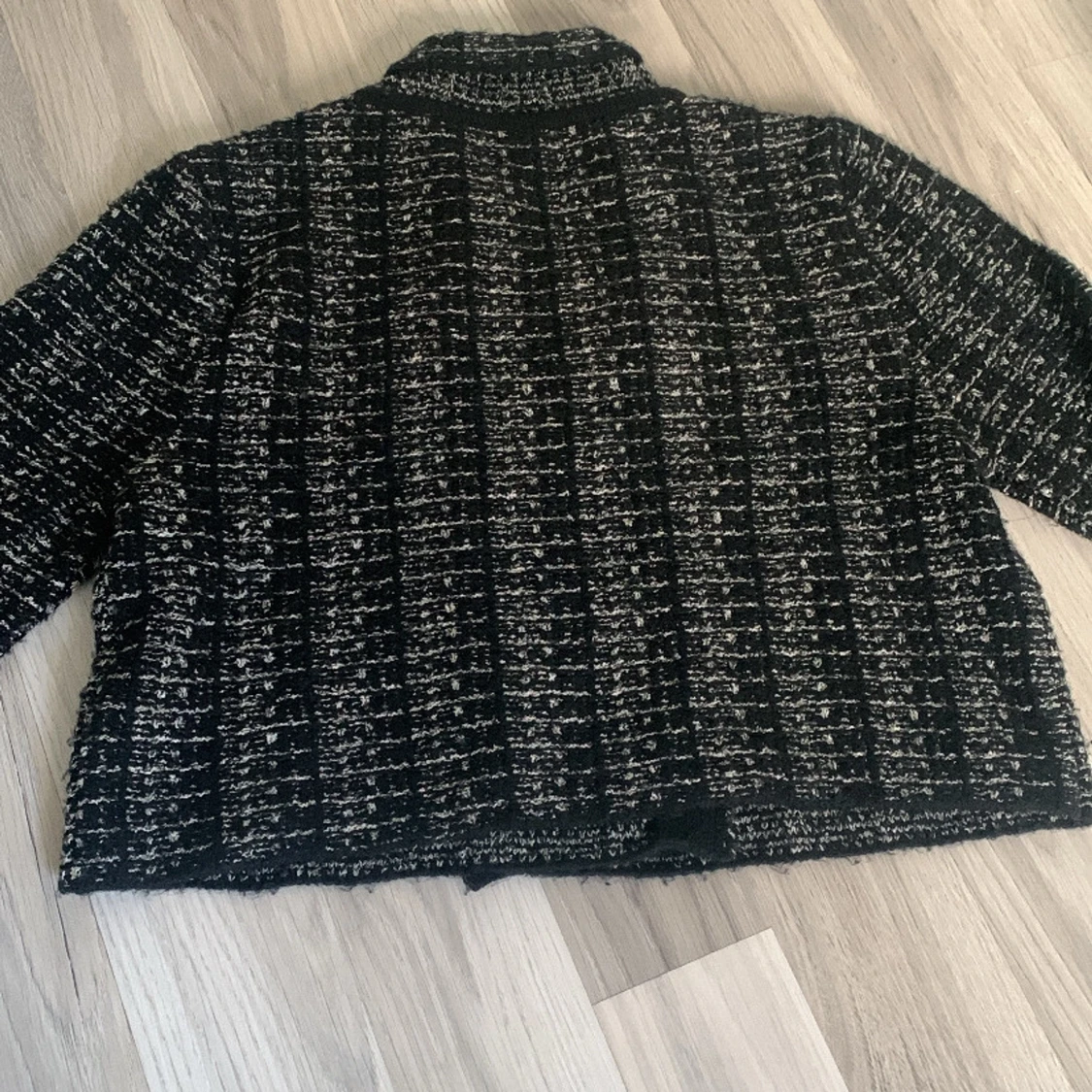 Svartvit rutig cardigan jacka med guldknappar - 2