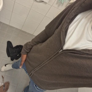 Brun zip - Den är i jätte bra skick för att jag har använt den max tre gånger. Säljer den för att den är liten för stor för mig o samlar bara damm i garderoben.