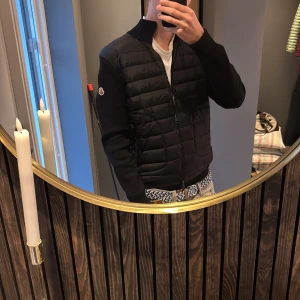 Moncler cardigan - Säljer en svart moncler cardigan perfect till lite kyligt väder eller till hösten, väldigt stilren och passar till det mesta, bara att höra av sig vid några frågor.