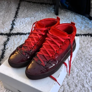 Balenciaga arena ombre gradient leather - Säljer ett par sjukt feta Balenciaga Arena High i den ovanliga ombre fade färgen vinrött till crimson i lack och mocka. Storlek 41 men passar som 42 (innersula: 28 cm). Nästan nyskick, märks inte att dem är ifrån 2012. Inga skador, inga creases bara rena. Kommer med originalbox.  Priset är högt för vill egentligen inte sälja, i lav them. Lägger mest upp för att få likes ngl och vad jag kan få för dem ⸻   Äkta Balenciaga arenas  Riktigt bra skick  Originalbox  Passar som EU42  