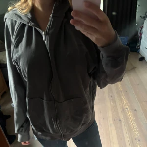 oversized hoodie  - oversized mörkgrå hoodie med dragkedja. 