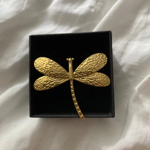 Guldfärgad trollslända ring - Fin Stockholmsstils ring i rostfritt material!! det går att ändra storleken på ringen❤️❤️