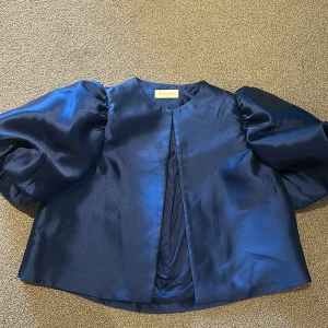 Blus från By Malina - Såå fin blus från By Malina. Nästan helt oanvänd i storlek S. 🤍Går att diskutera priset! 
