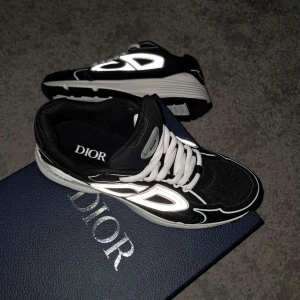 Dior b30 - Helt nya, riktiga, True to size, kommer med kvitto, skokartong, verification och allt. Pris kan diskuteras.