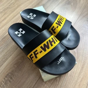 Offwhite sandaler - Off white tofflor i storlek 40 ~ dunder skick,  inga defekter 10/10  ! ~ hör av dig vid frågor ~ Pris går att diskutera 