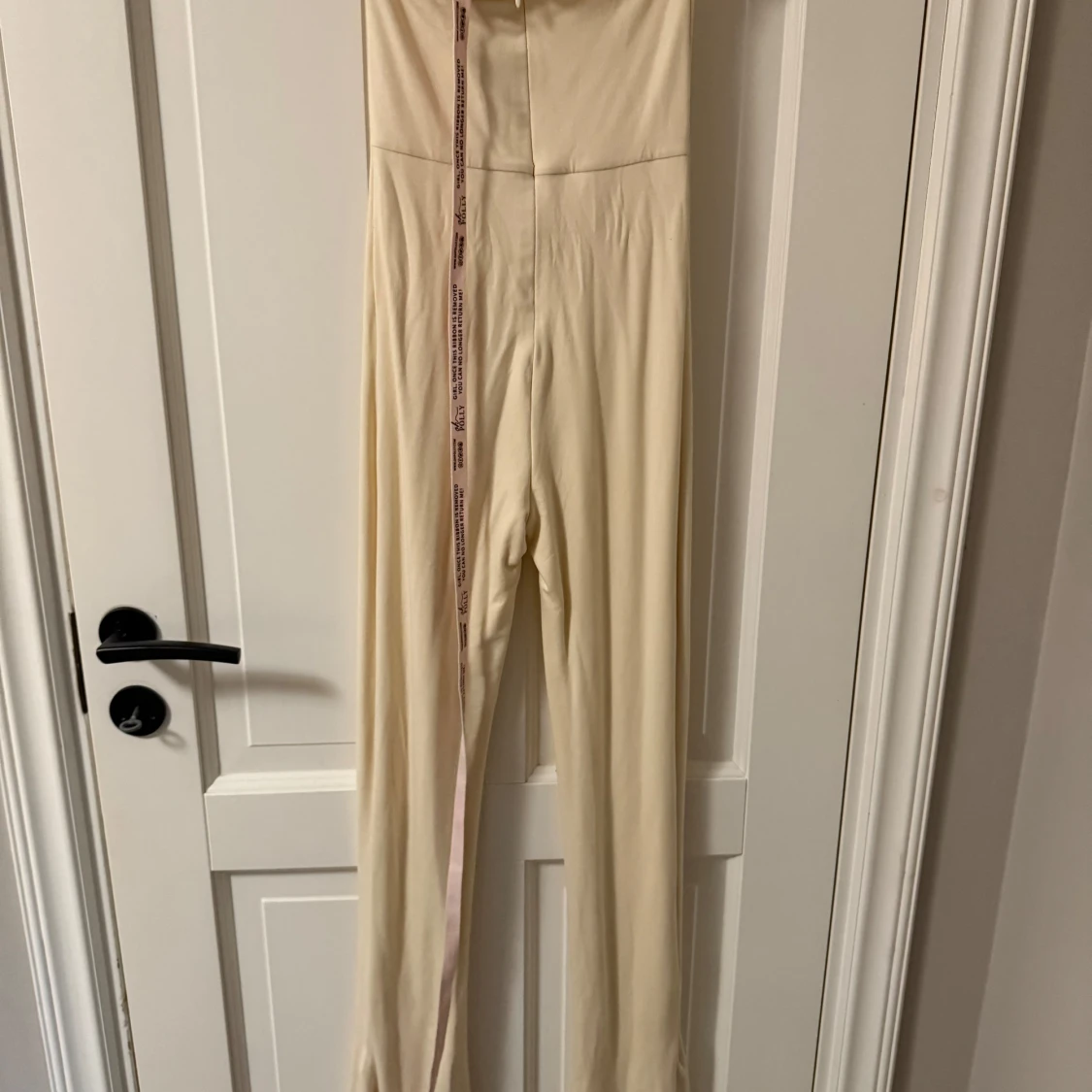 Beige byxdress i stretchigt material - 1