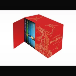 Harry Potter - The Complete Collection - Få hela Harry Potter-serien i en snygg box! Perfekt för dig som älskar magi, äventyr och spänning. Sju böcker med färgstarka omslag och exklusiv röd box med drakmotiv – en riktig samlarfavorit för unga och unga vuxna. Den första boken har använts lite, men de andra är i helt nytt skick! Det är väldigt fina böcker och skulle rekommendera.