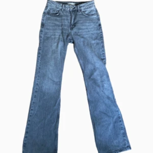 Grå jeans  - Säljer ett par jätte snygga gråa jeans som är mid rise. Färgen är skit snygg och de är lite flared/bootcut. Sitter jätte snyggt och passar till allt. Passar mig som är i längd 162 cm. Hör av dig om du har några fler frågor eller fler bilder😍