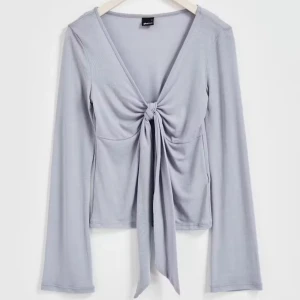 Söt, trendig omlottopp med knyt! 💘 - Supersöt och trendig knyt-top från Gina Tricot! Storlek XS, och i färgen ”Grisaille”.💘Perfekt att köpa nu inför skolstarten! Inga hål, fläckar eller andra defekter!  Obs, tröjan är i färgen som visas på andra bilden.