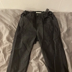 SVARTA BYXOR LINDEX - Lite hundhår på men jag kan tvätta den innan den skickas