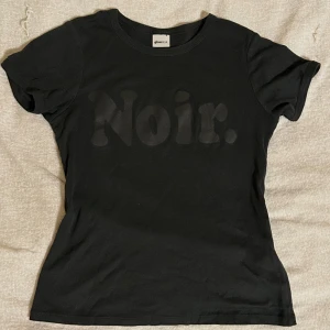 svart t-shirt från gina - svart t-shirt från gina tricot med trycket ”noir” i storlek s