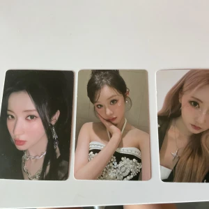 HELLO MONSTERS - 2025 BABYMONSTER 1st World Tour - Rami Asa pharita från baby monster. Storlek 6x9. Med syd  på kortet kostar det 8 med freebias kostar det 15. 