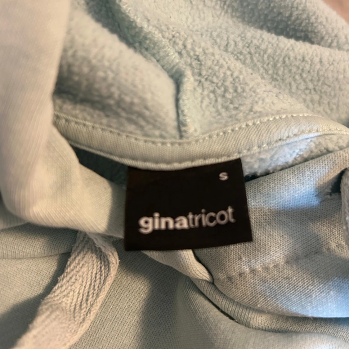 Ljusblå hoodie från Gina Tricot - 2