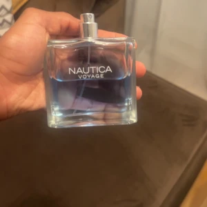 Nautica Voyage - Nautica Voyage EdT 100 ml (ca 90 ml kvar) – Fräsch & prisvärd klassiker  Frisk och akvatisk doft som passar perfekt för varma dagar och vardagsbruk. Nautica Voyage är en av de mest prisvärda herrdofterna på marknaden – fräsch, ren och lätt att bära året runt.  🔹 Ca 90 ml kvar av 100 ml 🔹 I mycket gott skick 🔹 Perfekt som “signature scent” eller gymdoft 🔹 Långvarig fräschör med marina och gröna noter  💰 Pris: 120kr  📦 Skickas spårbart