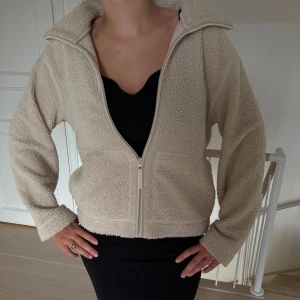 Beige teddyjacka - Superfin beige teddyjacka från H&M med dragkedja framtill och två stora fickor! Storlek M💓