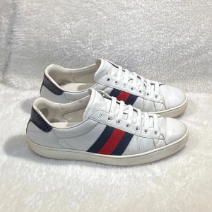 Gucci ace - Säljer nu dessa sjukt feta Gucci ace skorna som är i riktigt fint skick! | Lite smutsiga och har lite creasing längst fram samt lite täcken på användning i hällarna, ABSOLUT inget som påverkas vid användning! | vid köp med följes ändast skor | hör gärna av dig vid frågor eller funderingar | SJUKT bra pris!