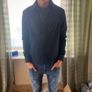 Mörkblå overshirt från Donce de la sense - Storlek S men Passar även M. Bra skick utan defekter. Modellen är 183 och väger 70. Skriv vid frågor eller likannde.