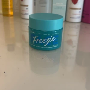 Nyx primer  - Nyx primer, skön och fin på huden innan foundation. Använd någon gång men knappt blivit till användning därför anledningen till att jag säljer. Ny pris - 199