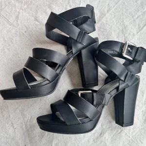 Svarta klackskor  - Fina skor med klack som är ca 10cm hög. Är lite nött på ena baksidan se sista, annars superfina.