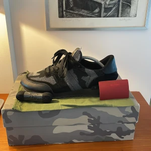 Valentino rockrunner  - Ett par jätte snygga valentino rockrunner i svart och grå camo passar bra om du vill vara lite exklusiv innersulan är 29 cm lång 
